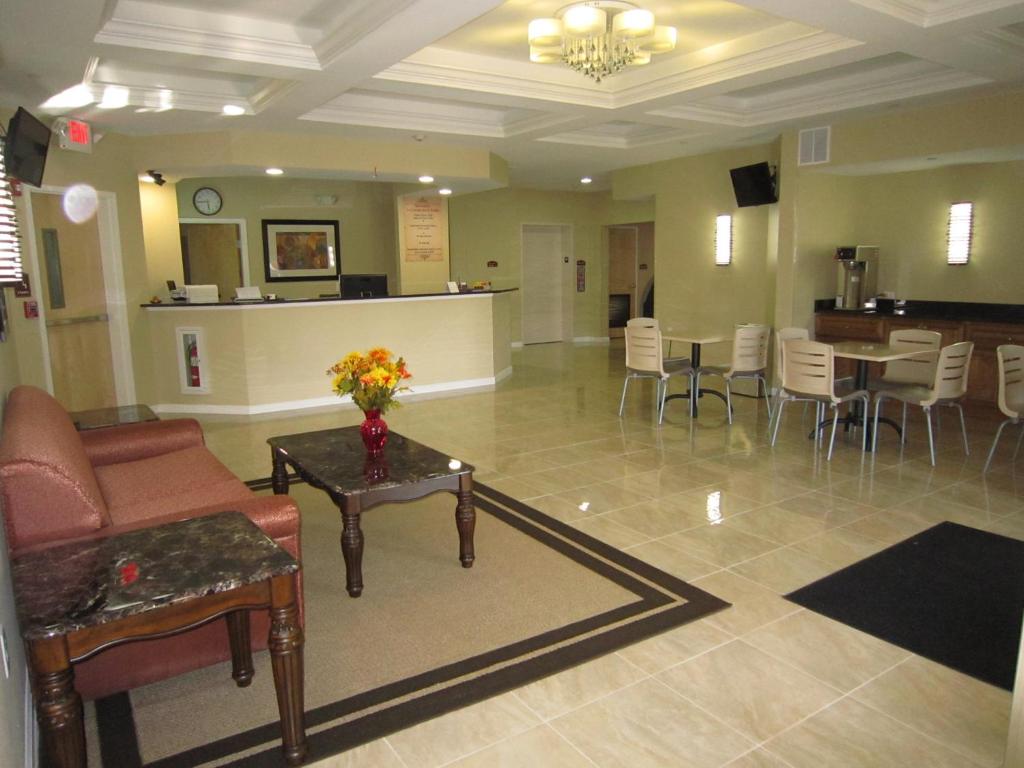 Red Carpet Inn and Suites Monmouth Junction - Image 4