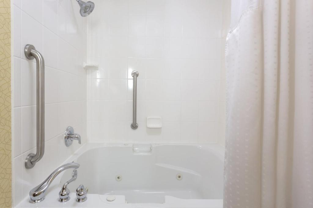 Holiday Inn Express Tower Center New Brunswick by IHG