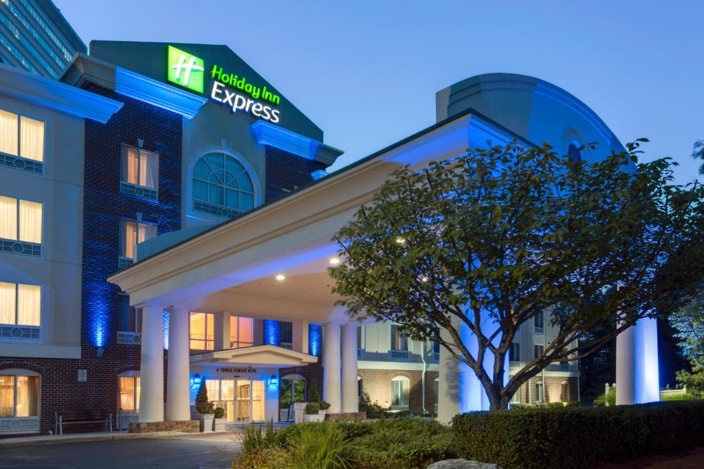 Holiday Inn Express Tower Center New Brunswick by IHG - Image 7