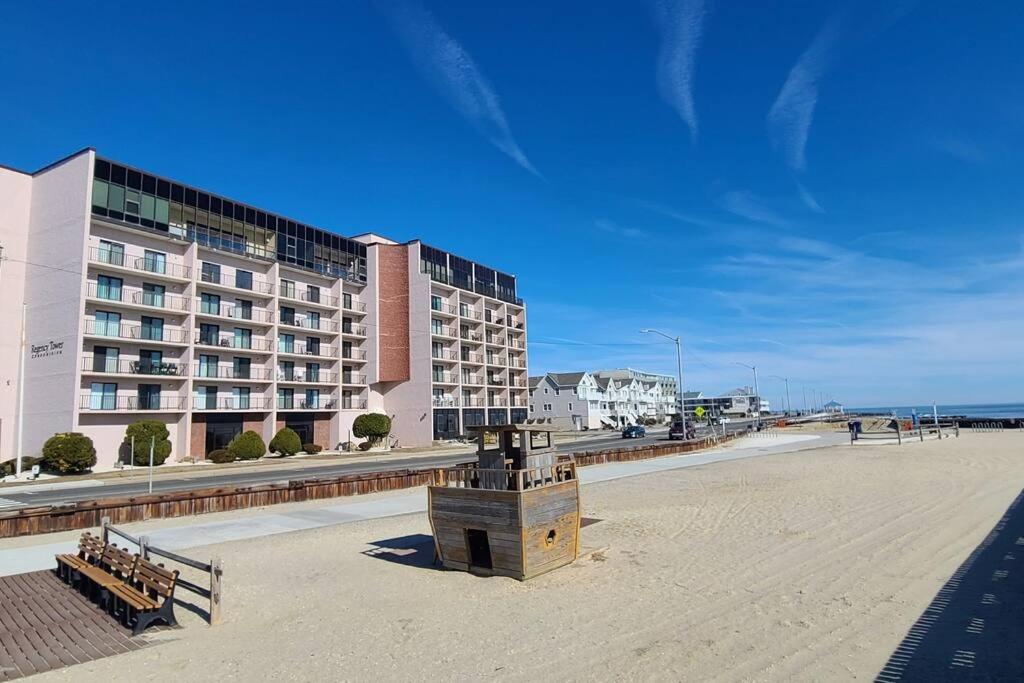 Stunning Ocean-Front Penthouse 1800sf 3BR 2BA 7Bed at Regency Tower - Image 6