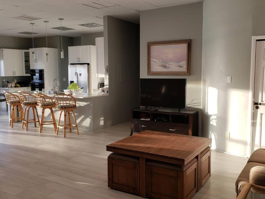 Stunning Ocean-Front Penthouse 1800sf 3BR 2BA 7Bed at Regency Tower - Image 5