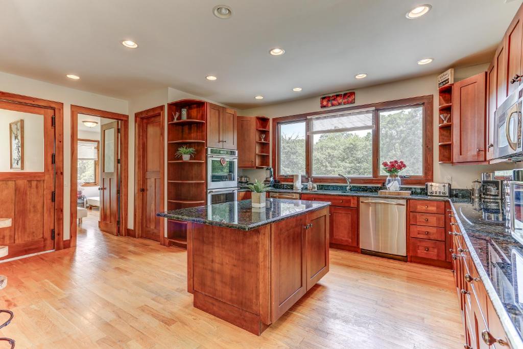 Peaceful Mountian Oasis Firepit, Hot Tub, Sauna! - Image 4