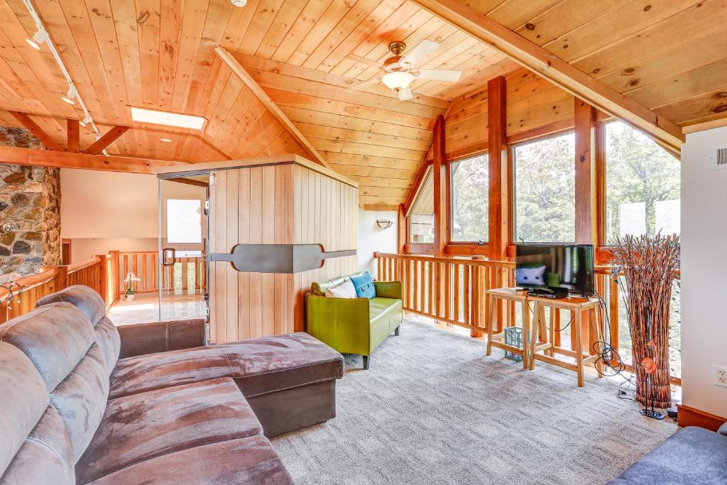 Peaceful Mountian Oasis Firepit, Hot Tub, Sauna! - Image 5