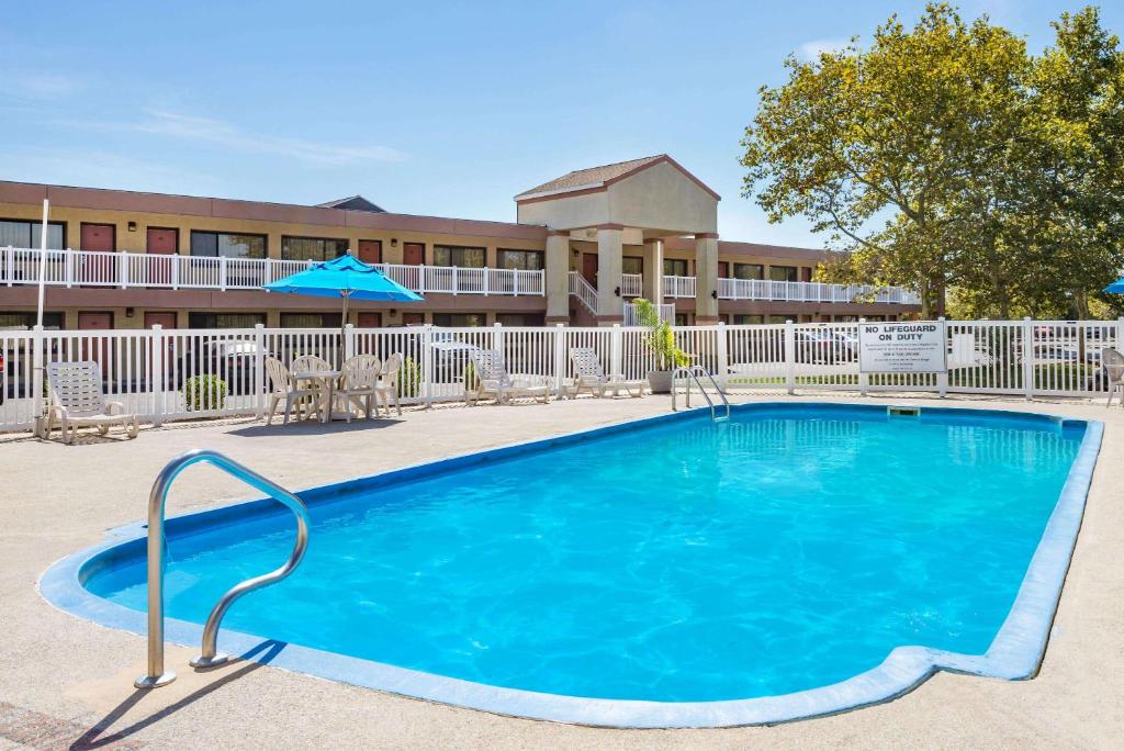 Ramada by Wyndham West Atlantic City - Image 4