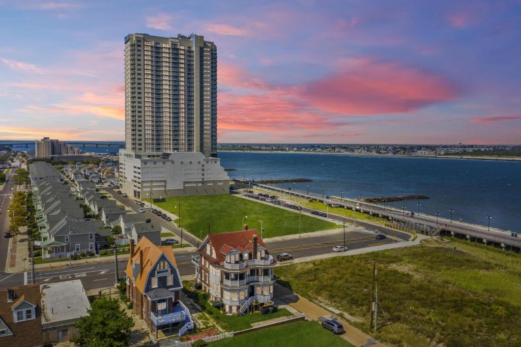 Grand Historic 8BR 6 5BA Mansion Waterfront Decks - Image 6