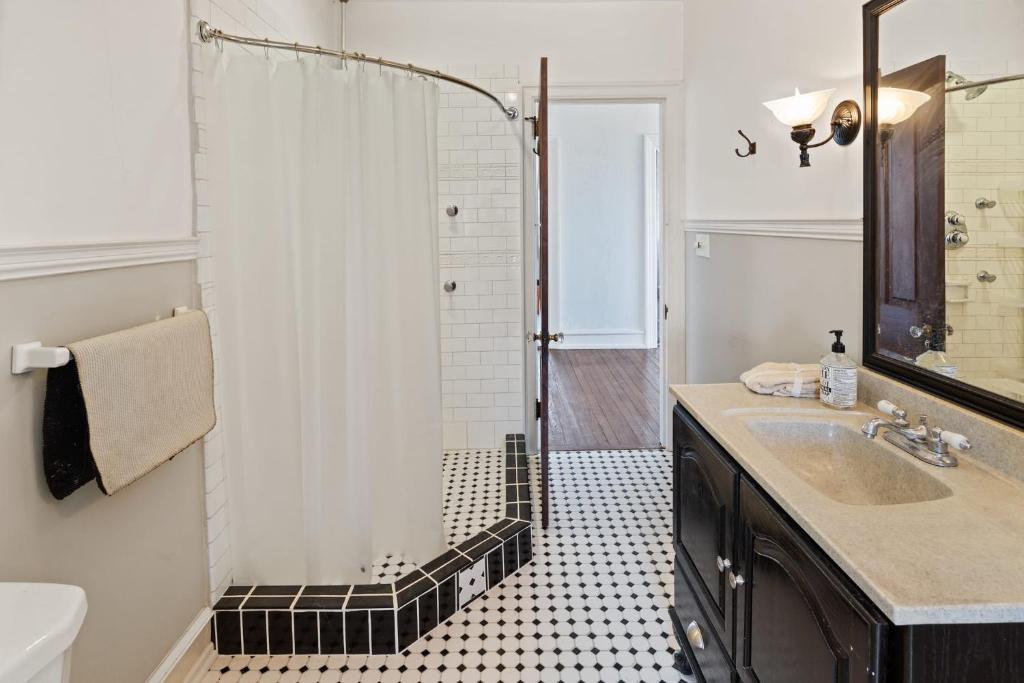 Grand Historic 8BR 6 5BA Mansion Waterfront Decks - Image 8