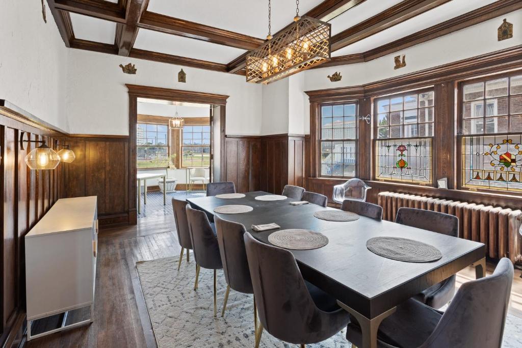 Grand Historic 8BR 6 5BA Mansion Waterfront Decks