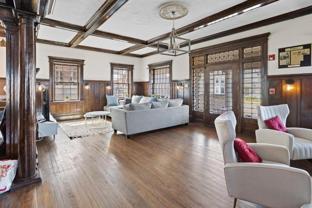 Grand Historic 8BR 6 5BA Mansion Waterfront Decks - Image 5