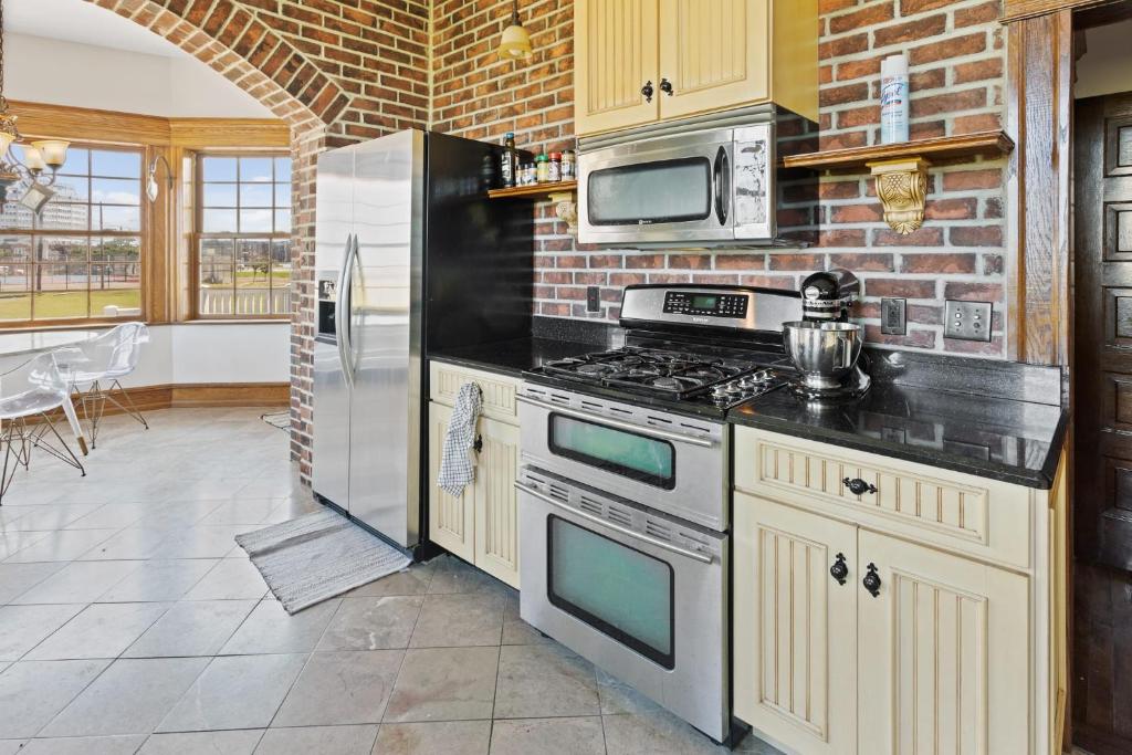 Grand Historic 8BR 6 5BA Mansion Waterfront Decks - Image 4