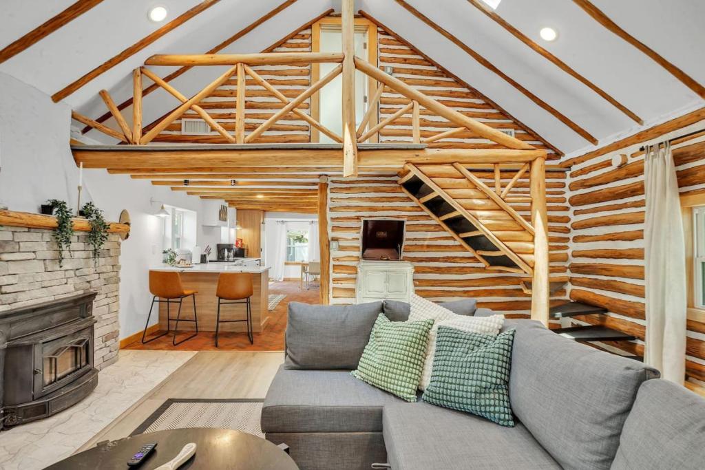 Modern Log Cabin at the beach with Hot Tub, Game Room and Fire Pit - Image 4