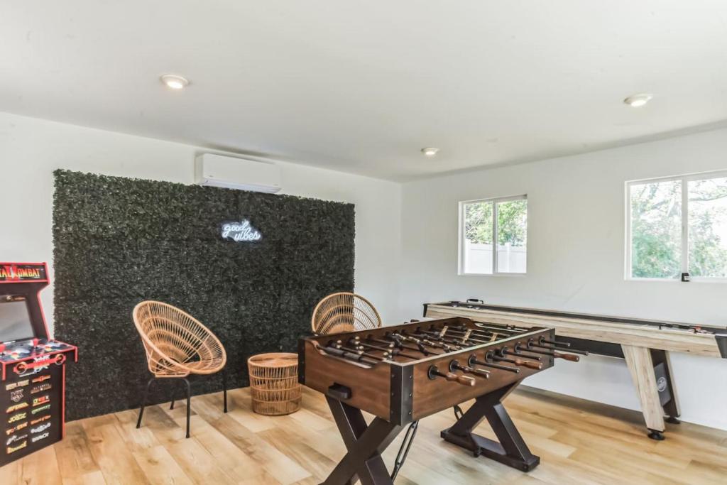 Modern Log Cabin at the beach with Hot Tub, Game Room and Fire Pit