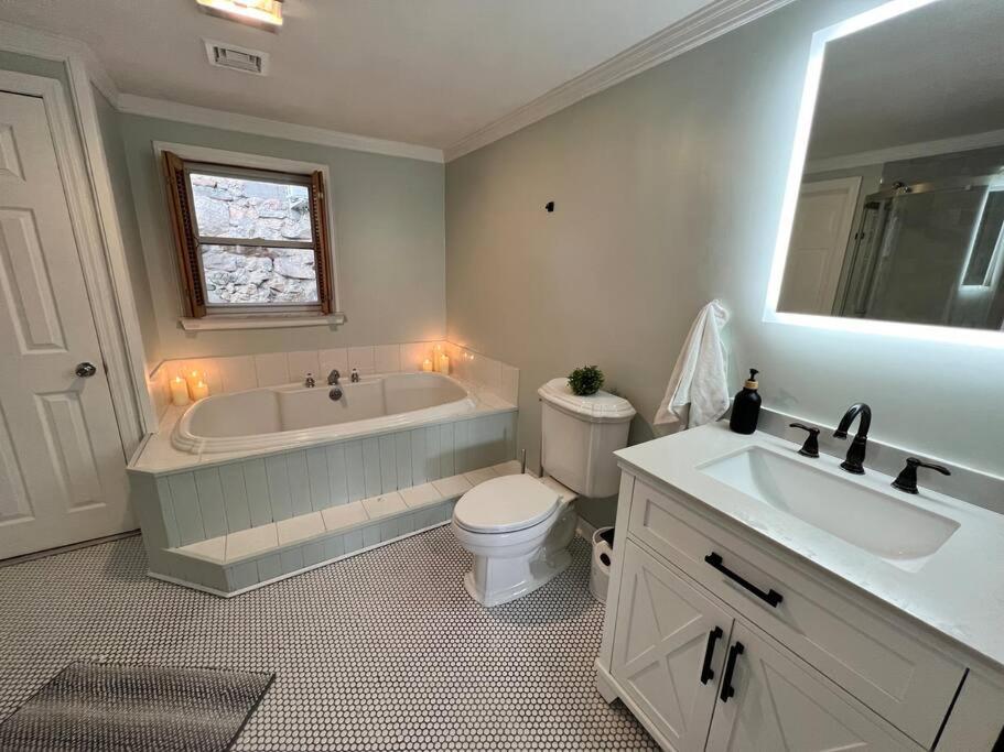 Hot Tub (Jacuzzi) - Photo 3