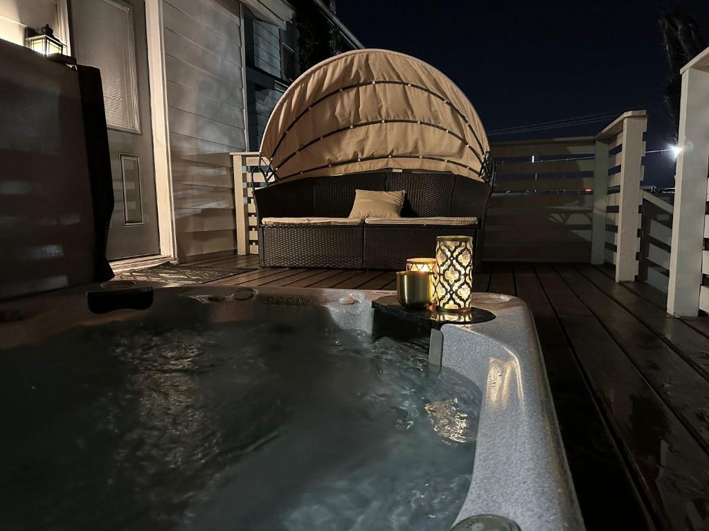 Hot Tub (Jacuzzi) - Photo 2