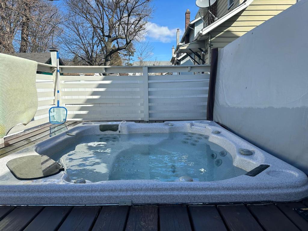 Hot Tub (Jacuzzi) - Photo 6