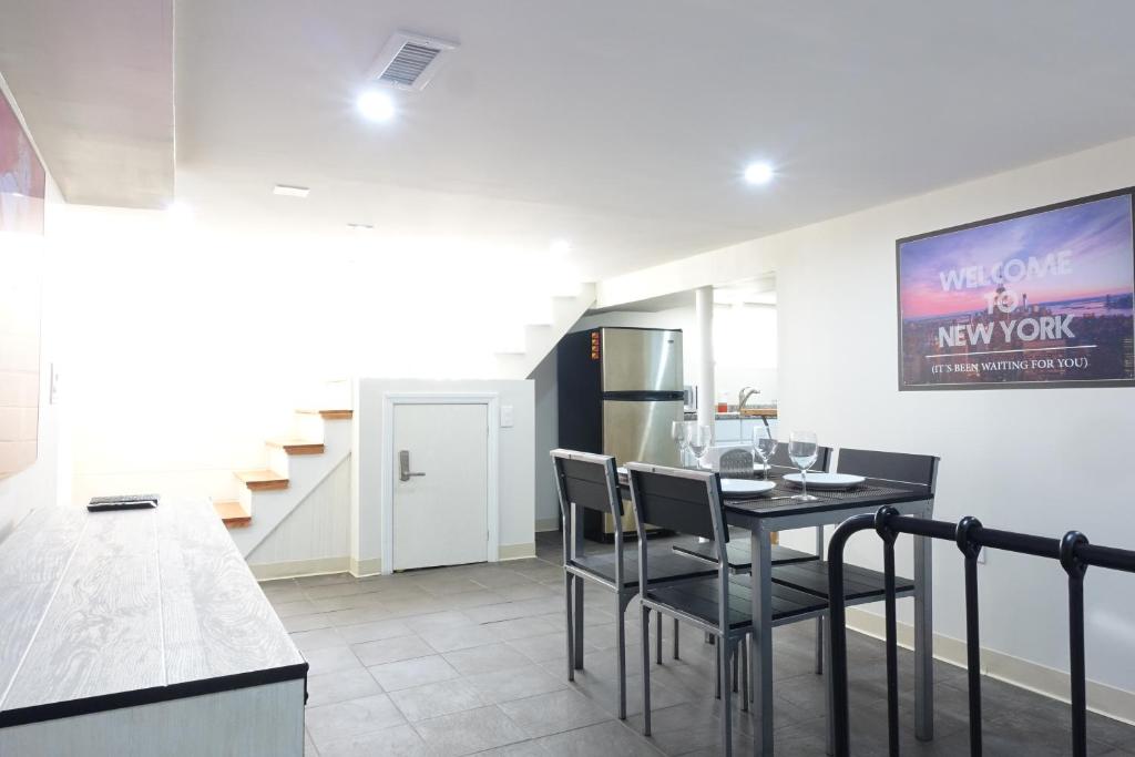 Best EWR Airport Apt-Hot Tub-Free Parking - Image 4