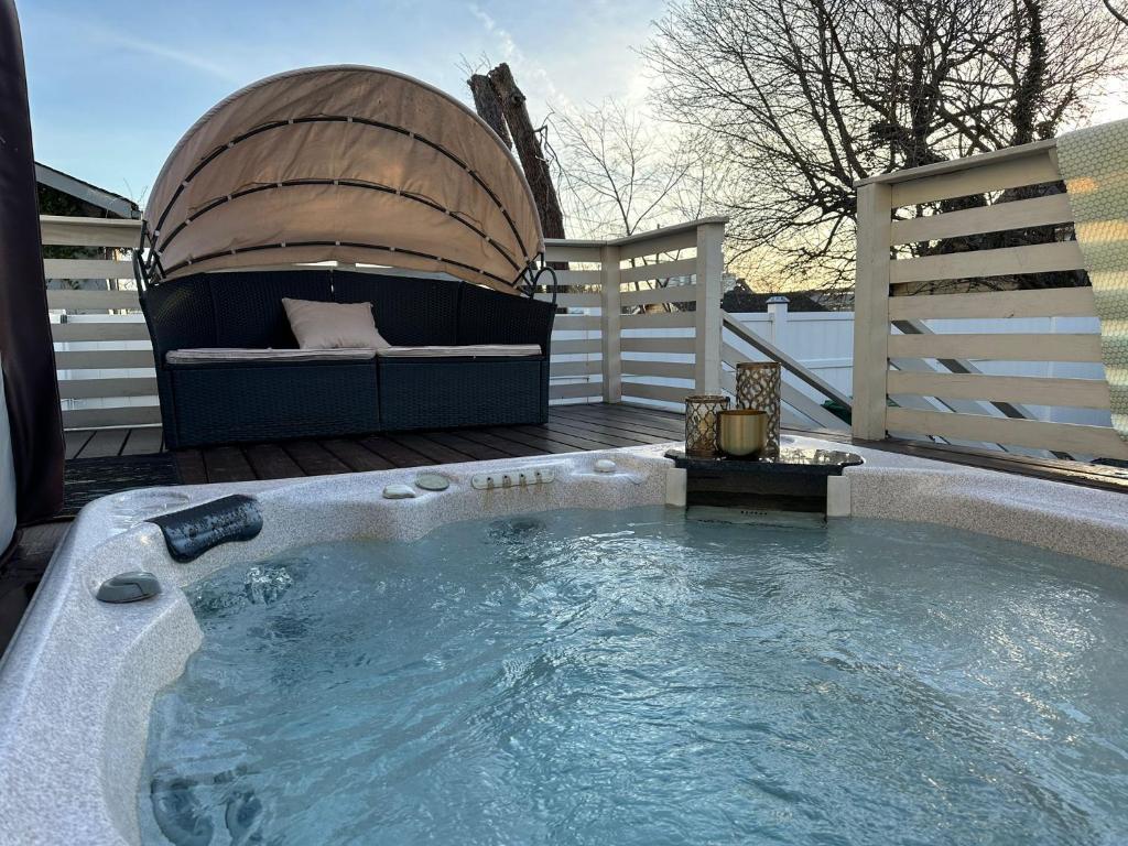 Hot Tub (Jacuzzi) - Photo 5