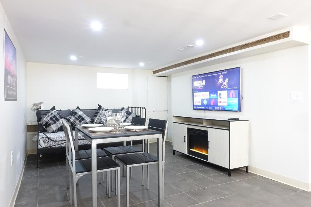 Best EWR Airport Apt-Hot Tub-Free Parking - Image 5