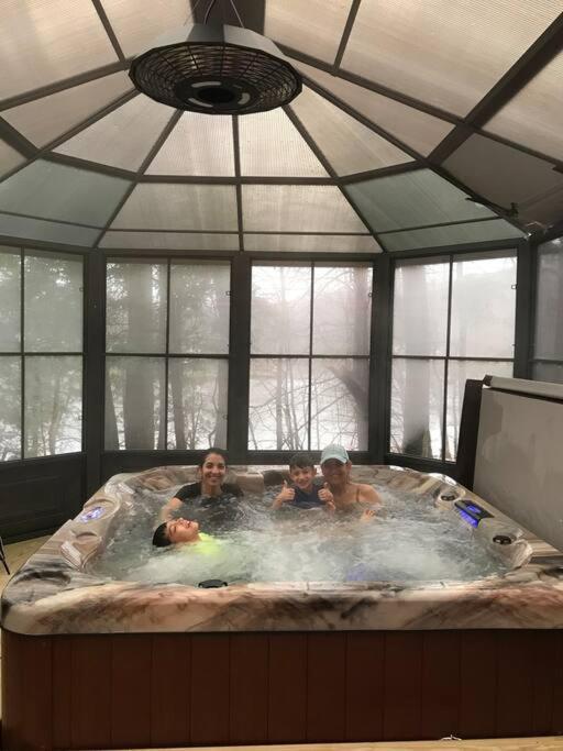 3 Acre Lake Paradise Swimming Pool & Jacuzzi HotTub!