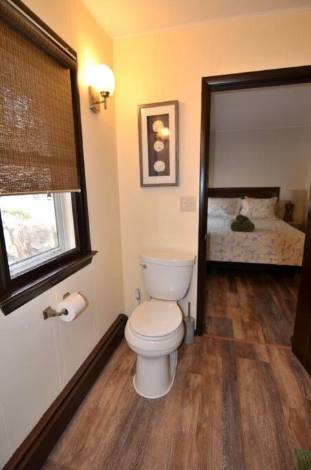 3 Acre Lake Paradise Swimming Pool & Jacuzzi HotTub! - Image 5