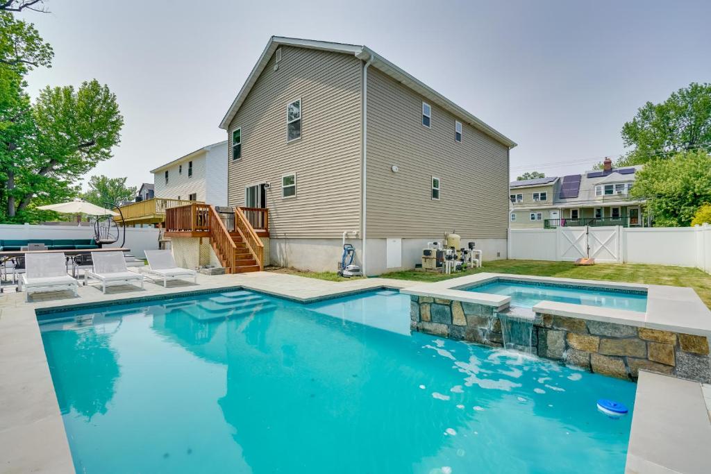 Gorgeous Keansburg Home with Pool Walk to Beach!