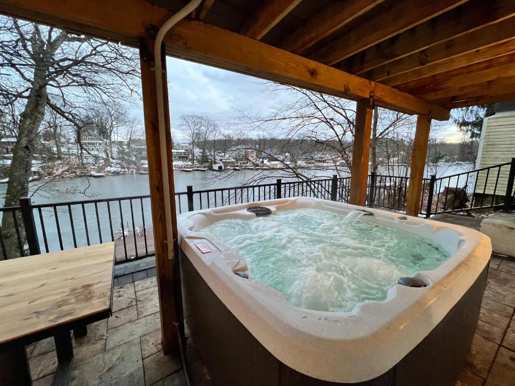 Cozy Cabin On the Lake with HotTub