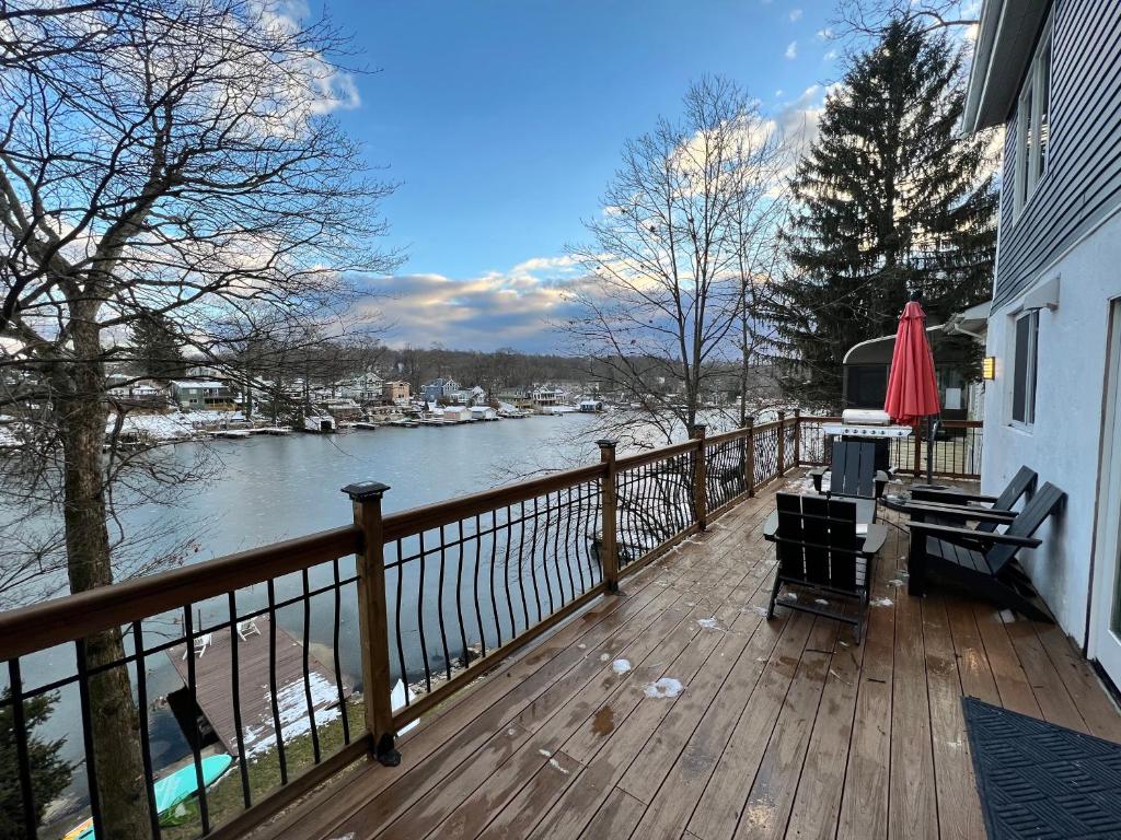 Cozy Cabin On the Lake with HotTub - Image 5
