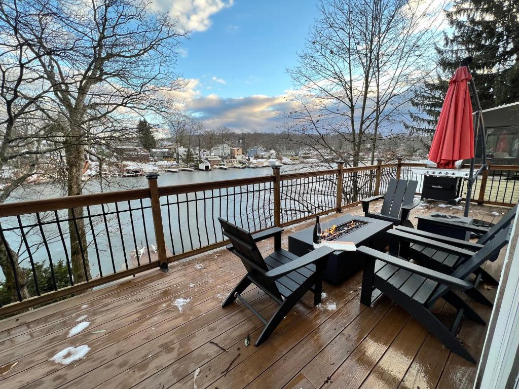 Cozy Cabin On the Lake with HotTub - Image 8