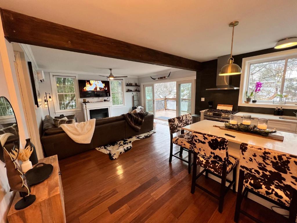 Cozy Cabin On the Lake with HotTub - Image 4