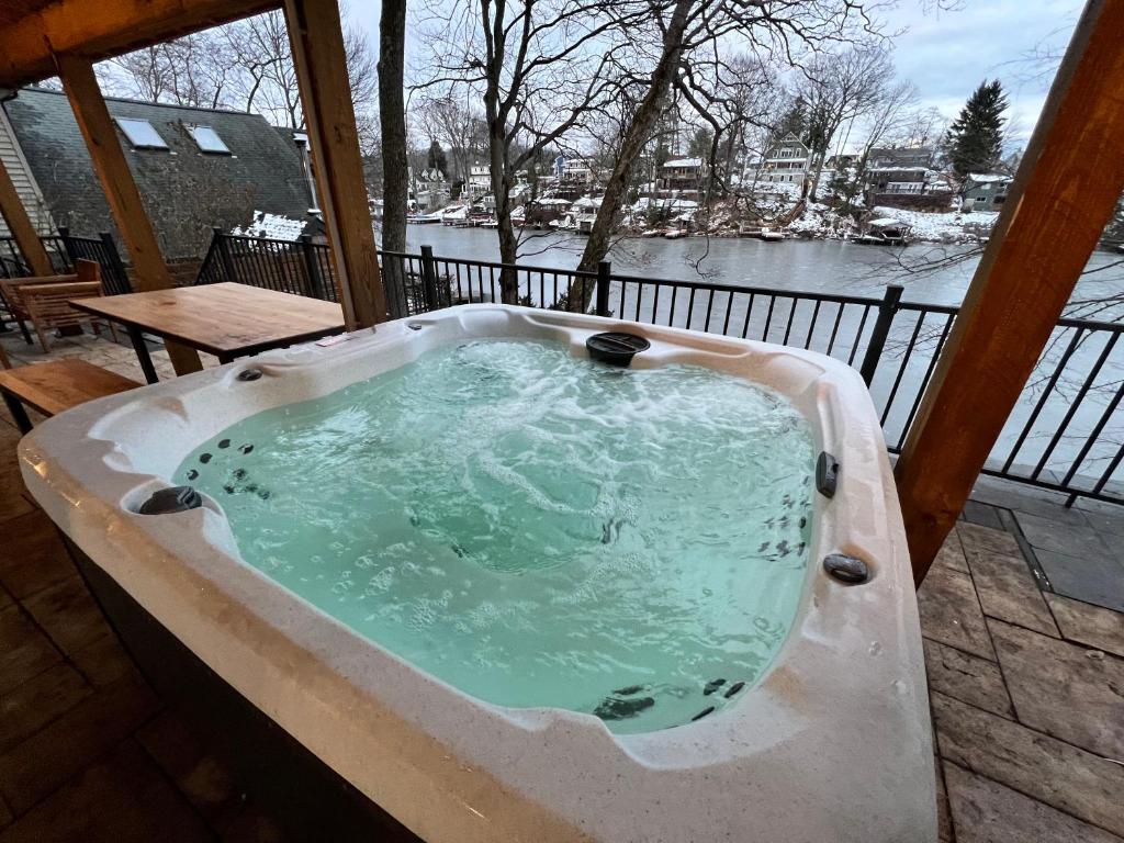 Hot Tub (Jacuzzi) - Photo 4
