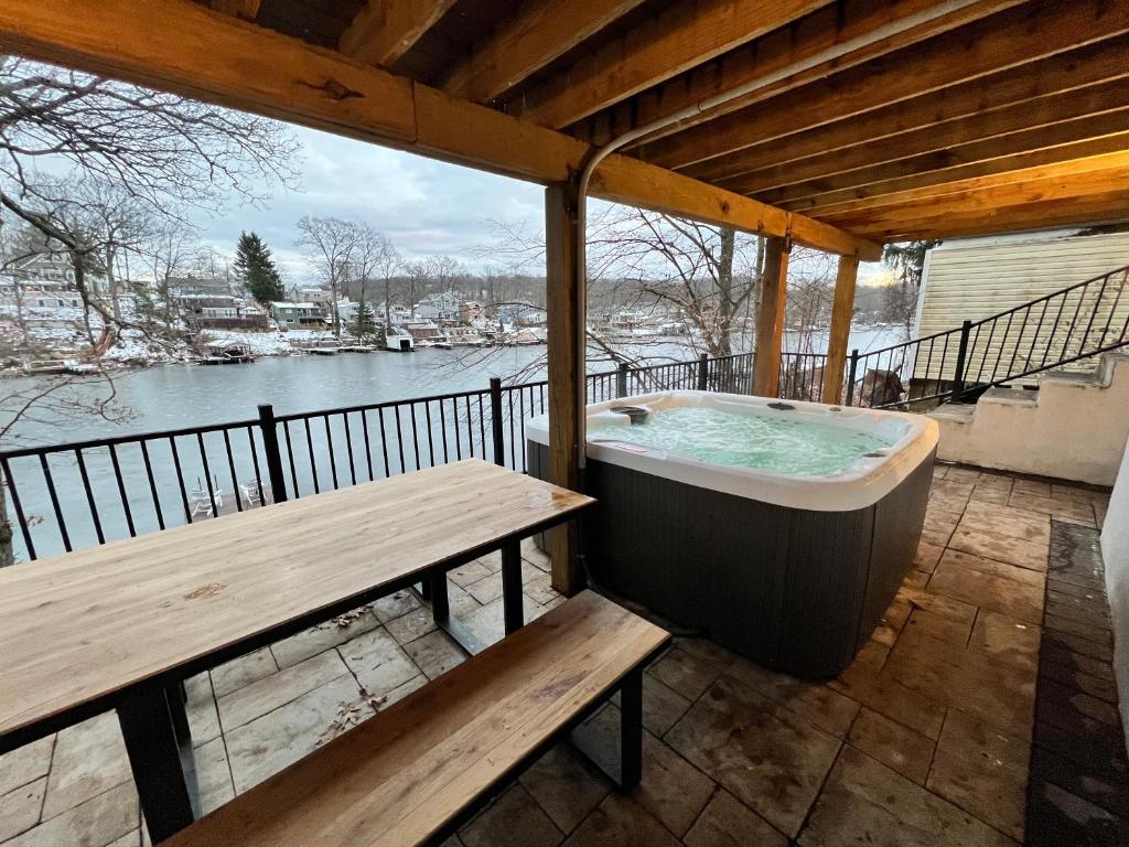 Hot Tub (Jacuzzi) - Photo 3