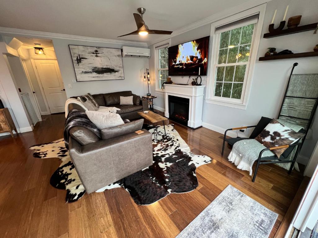 Cozy Cabin On the Lake with HotTub - Image 7