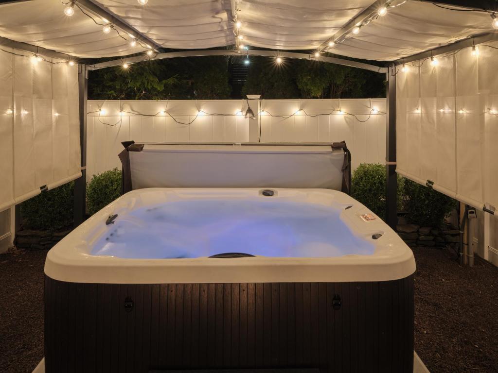 Hot Tub (Jacuzzi) - Photo 5