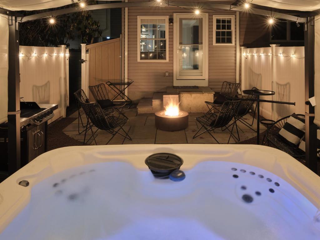 Hot Tub (Jacuzzi) - Photo 2