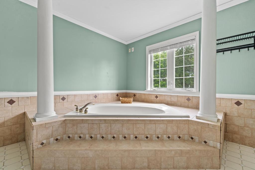 13-Acre Private Estate, Private Lake, Private Golf Range, Private Forest & Hiking Trails - Image 4