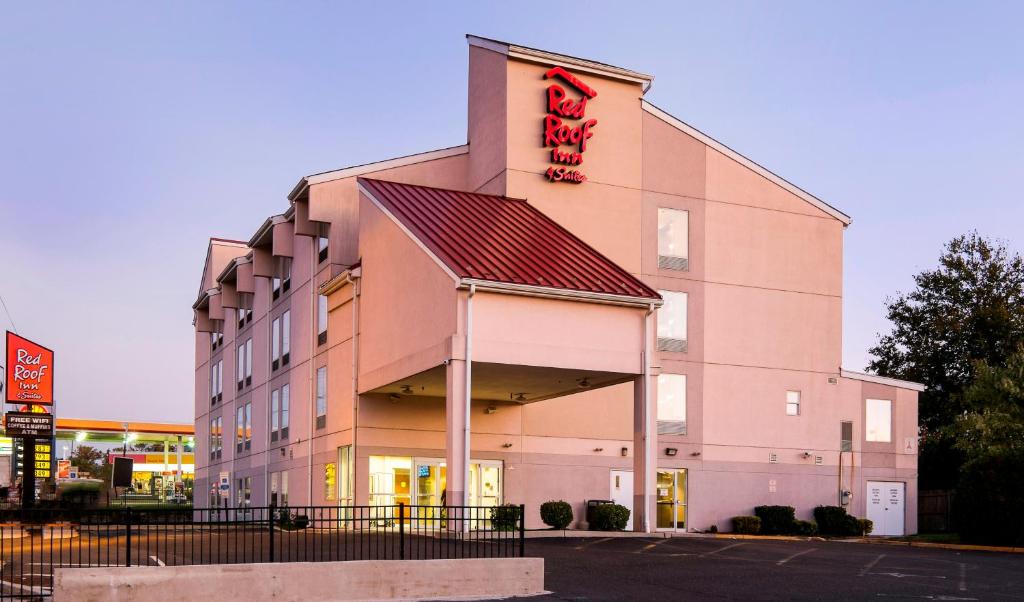 Red Roof Inn & Suites Philadelphia - Bellmawr - Image 5