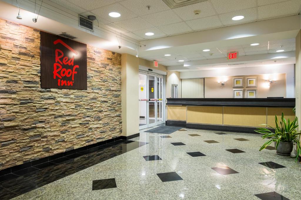 Red Roof Inn & Suites Philadelphia - Bellmawr - Image 6
