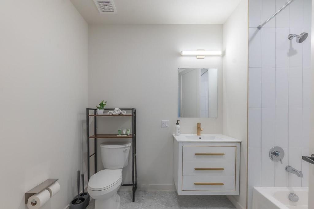 Stylish Apt FREE Parking Near NYC & Airport - Image 8