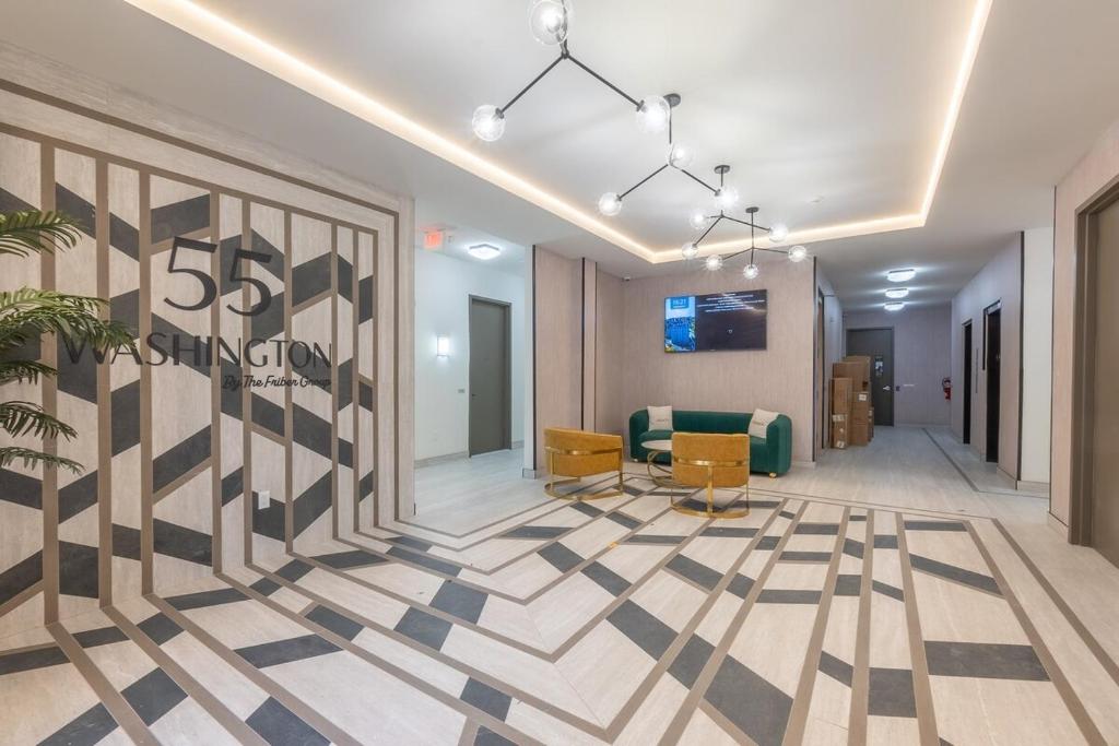 Stylish Apt FREE Parking Near NYC & Airport - Image 5