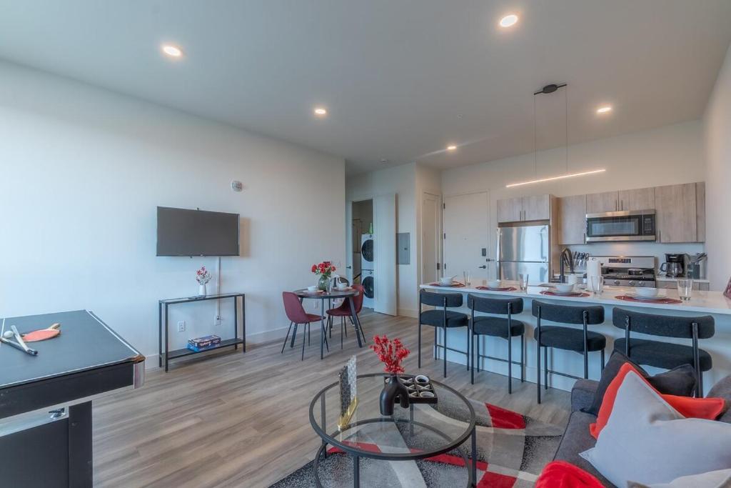 Stylish Apt FREE Parking Near NYC & Airport - Image 4