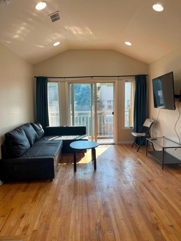 Business & Family Friendly Balcony Jacuzzi Free Park - Image 5