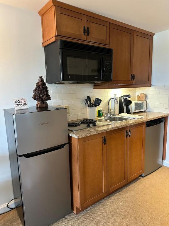 Cozy Studio Resort Stay Mountain Creek Pool Hiking - Image 5