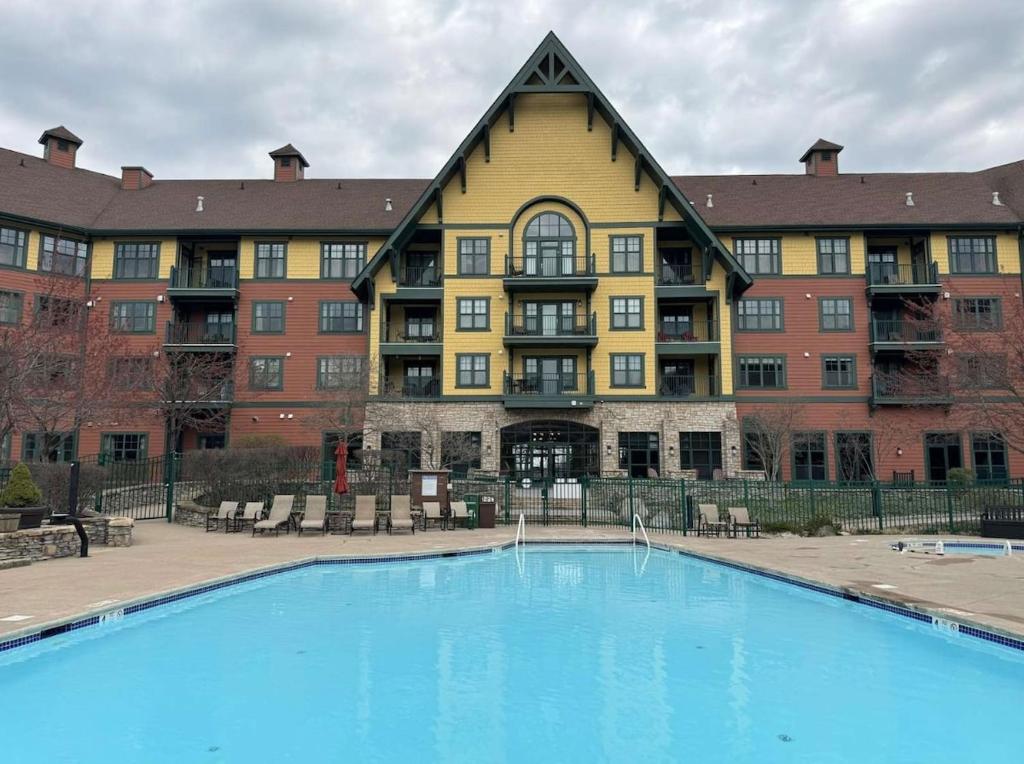 Cozy Studio Resort Stay Mountain Creek Pool Hiking - Image 4