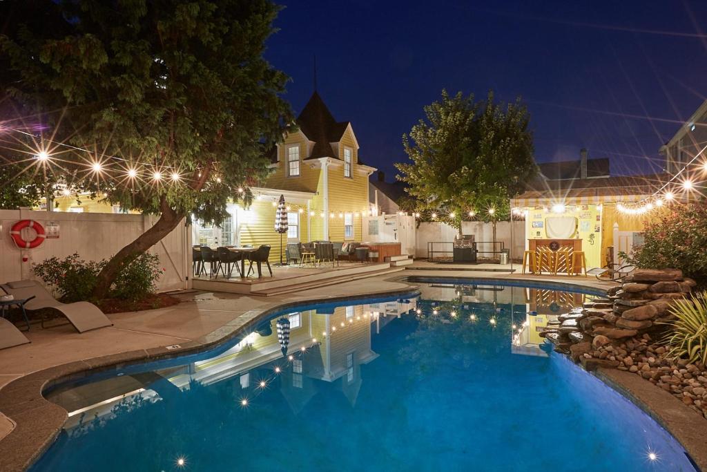 Gorgeous historic Victorian with 8 bedroom/4 baths