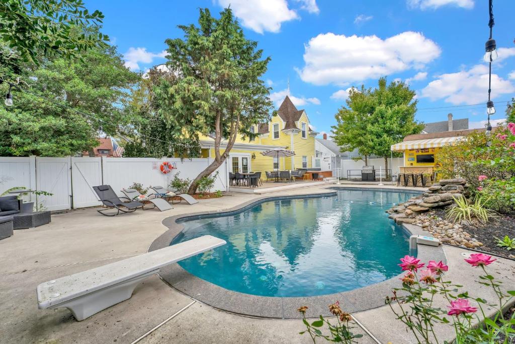 Gorgeous historic Victorian with 8 bedroom/4 baths - Image 4