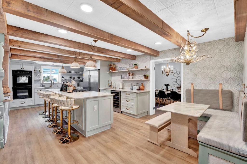 Gorgeous historic Victorian with 8 bedroom/4 baths - Image 5