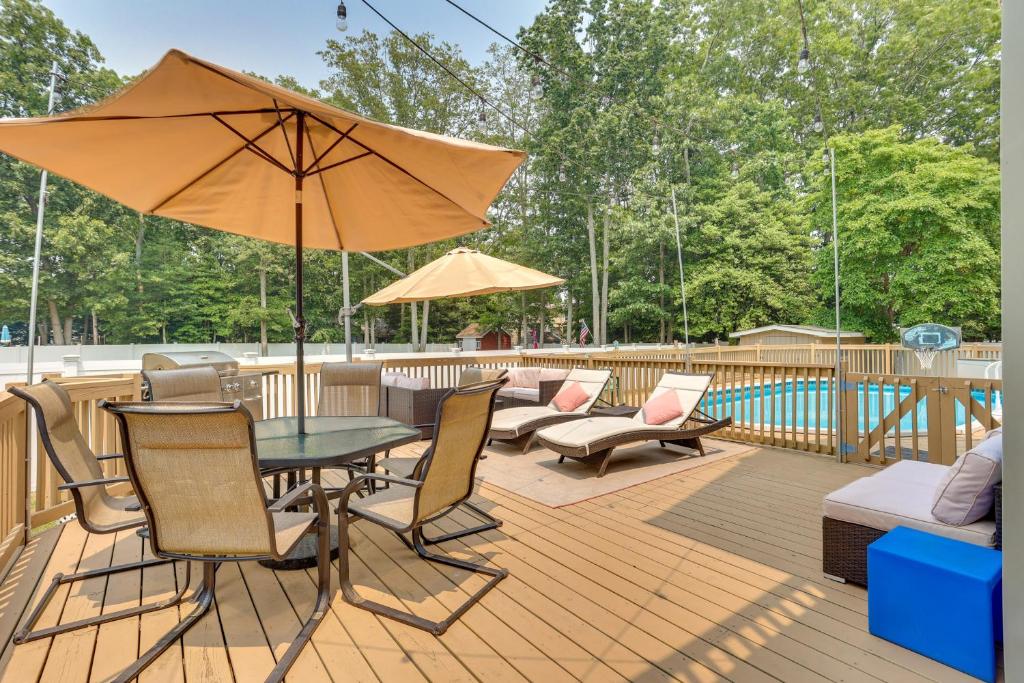 Cape May Getaway with Private Deck and Hot Tub! - Image 7