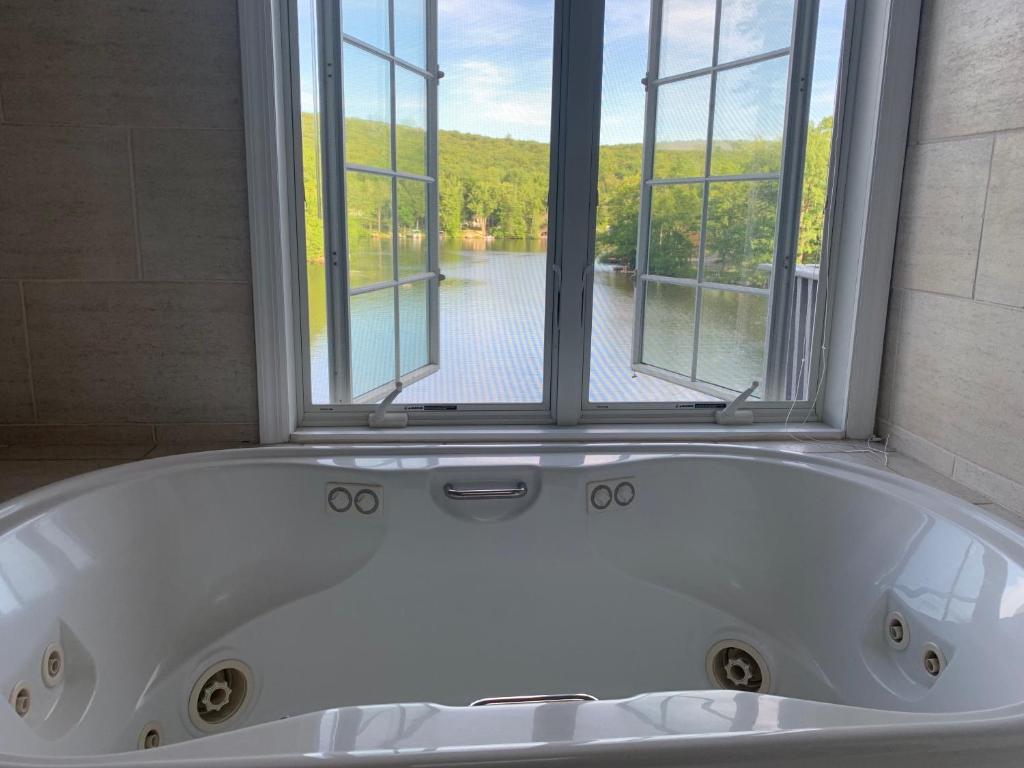 Hot Tub (Jacuzzi) - Photo 2