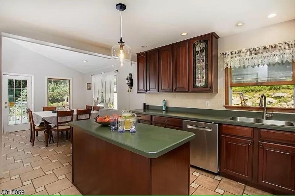 Large Private House on 5 Wooded Acres. Total Privacy! - Image 4