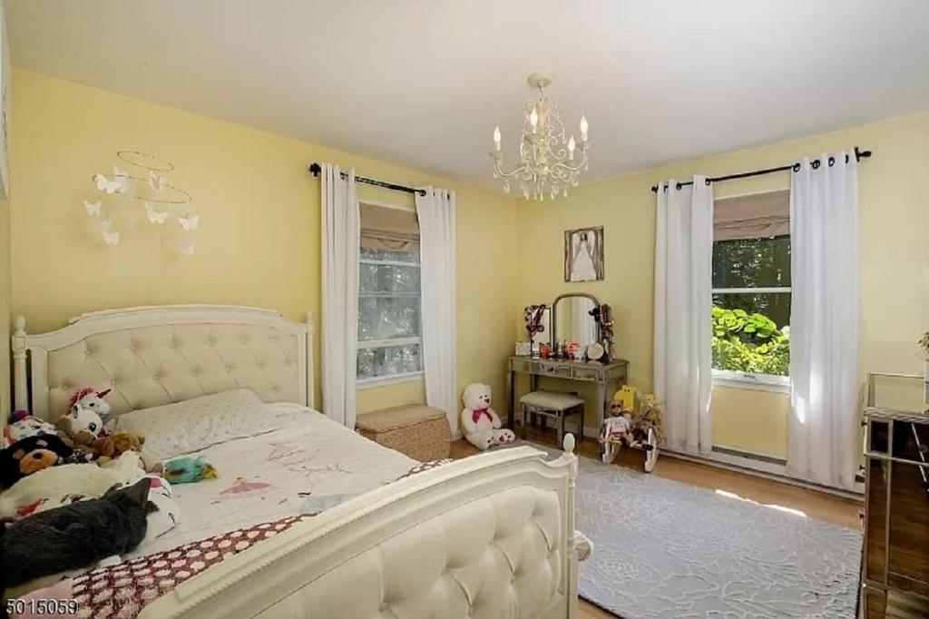 Large Private House on 5 Wooded Acres. Total Privacy! - Image 7