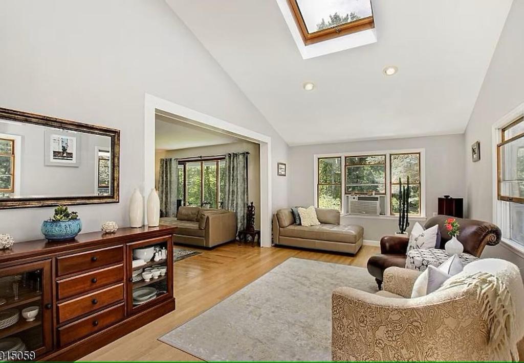 Large Private House on 5 Wooded Acres. Total Privacy! - Image 5